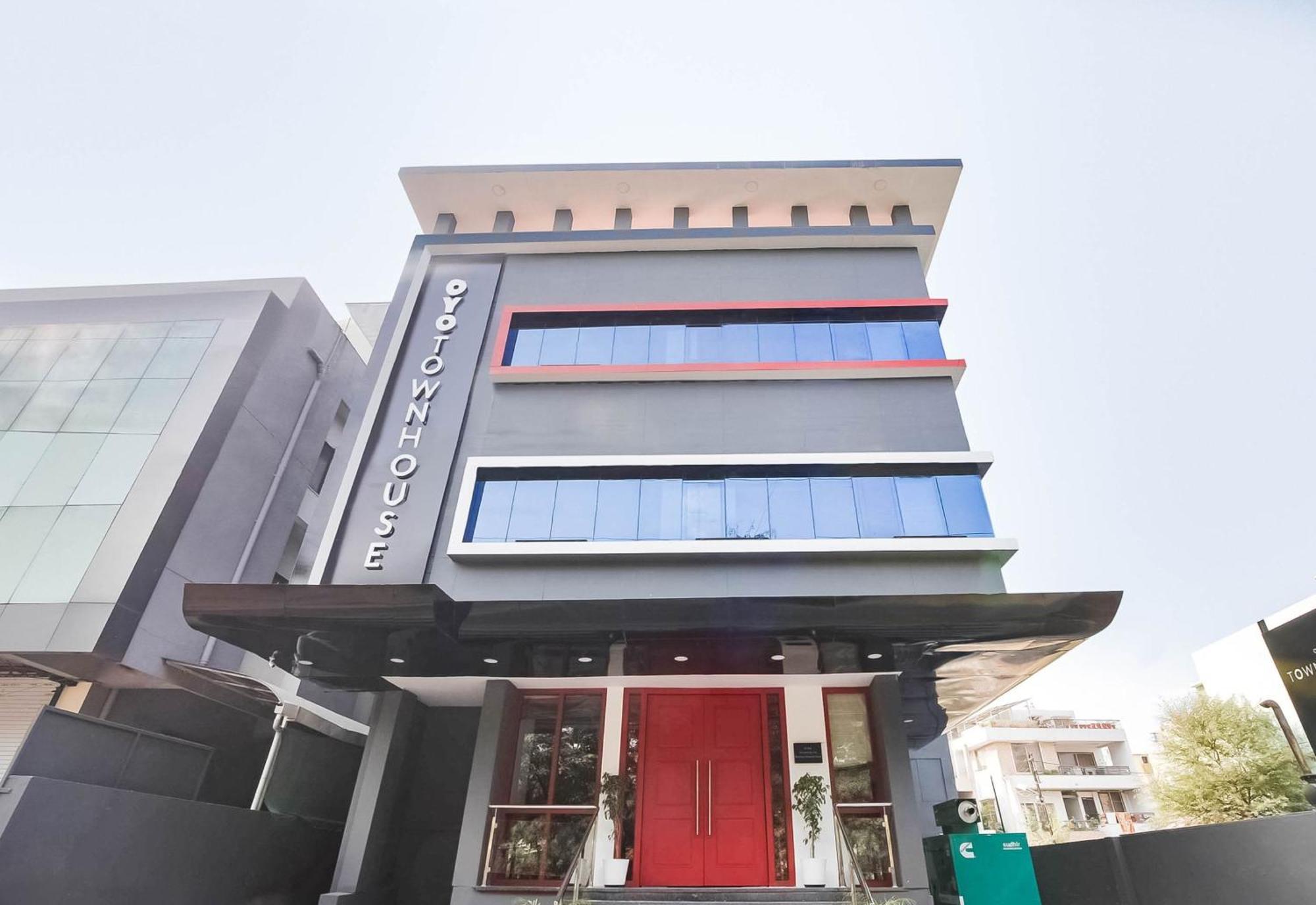 Super Townhouse Lords Inn Regency Manglia Ngoại thất bức ảnh
